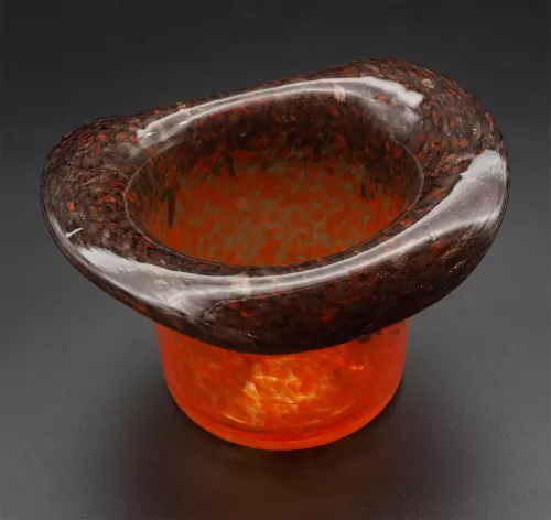 Stunning Scottish Strathearn Top Hat Vase