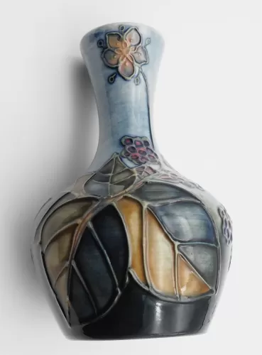 Very pretty Moorcroft England Brambles Vase