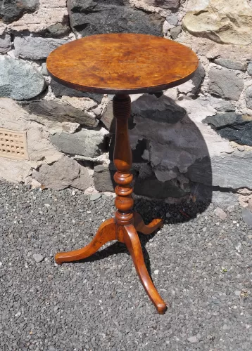 Fine Georgian Burr Elm Tripod Table
